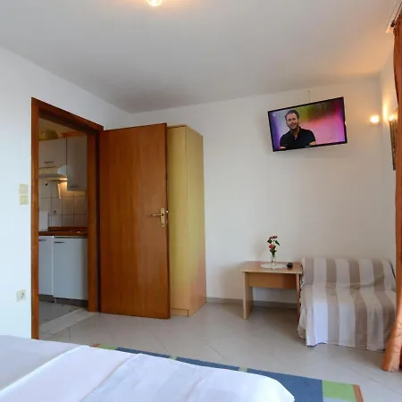 Galeb - Roz 104 By Interhome